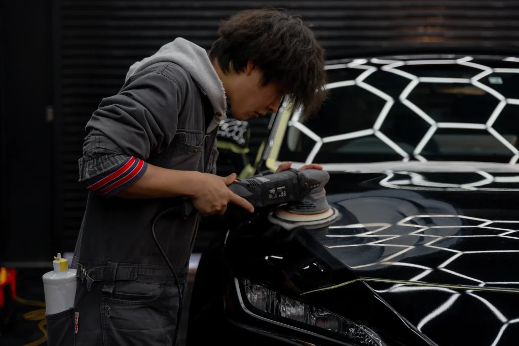 RID社員がコーティングをしている