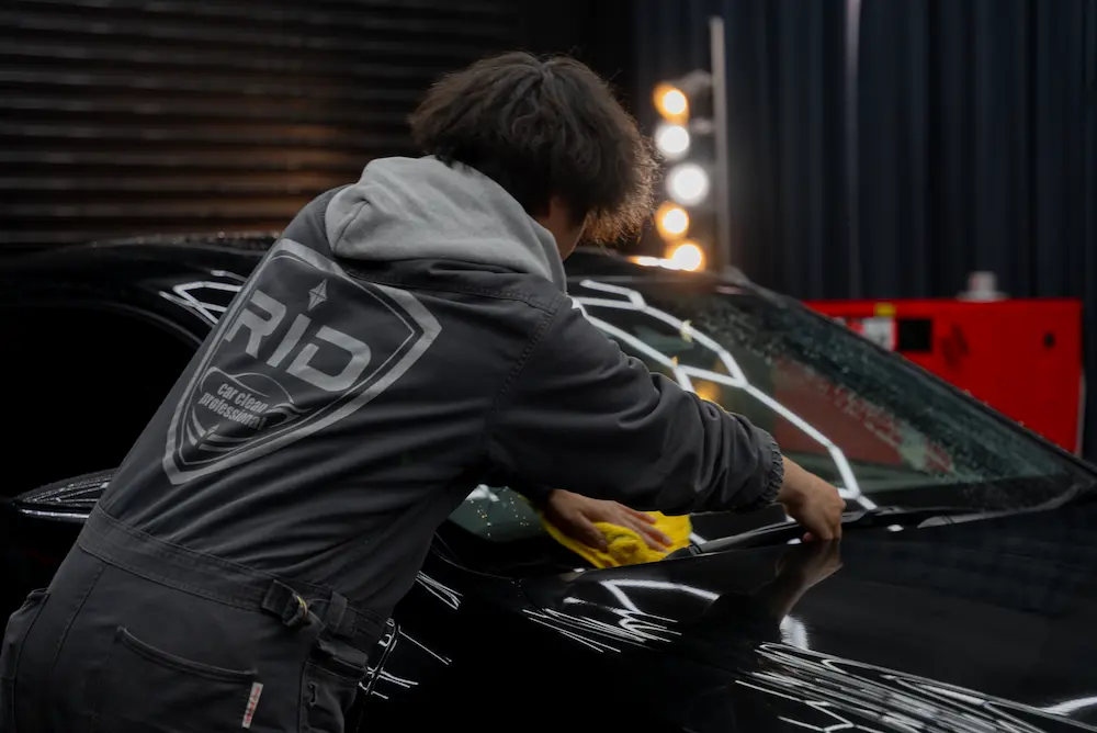 カーフィルム施工をしているRID社員