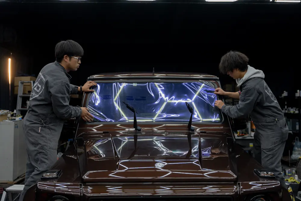 カーフィルム施工をしているRID社員