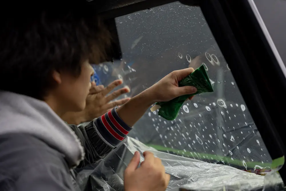 カーフィルム施工をしているRID社員