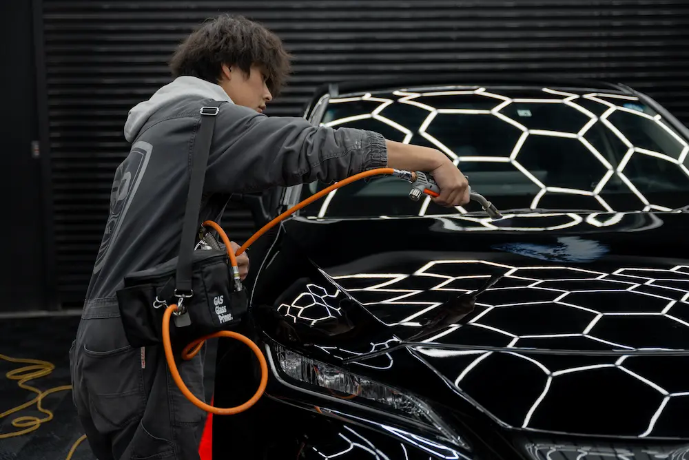 カーウォッシュをしているRID社員